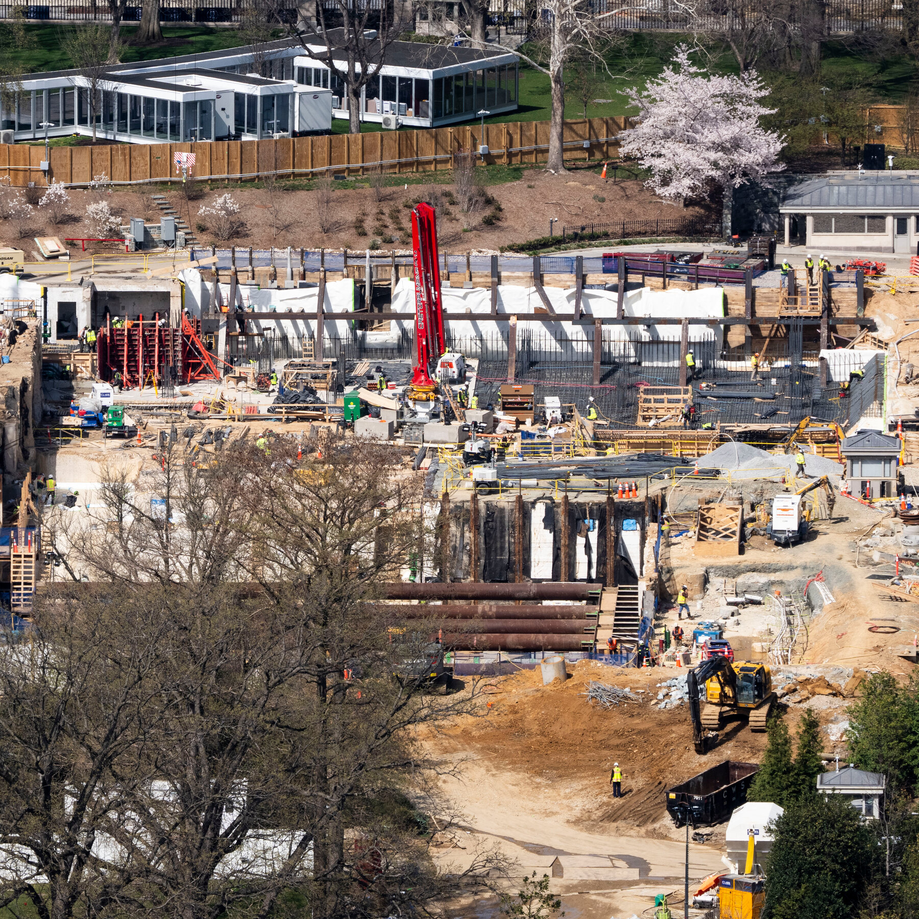 Gedung Putih di Washington D.C. saat senja. Renovasi East Wing senilai $400 juta di masa Presiden Trump dihentikan oleh hakim federal karena pelanggaran prosedur persetujuan.