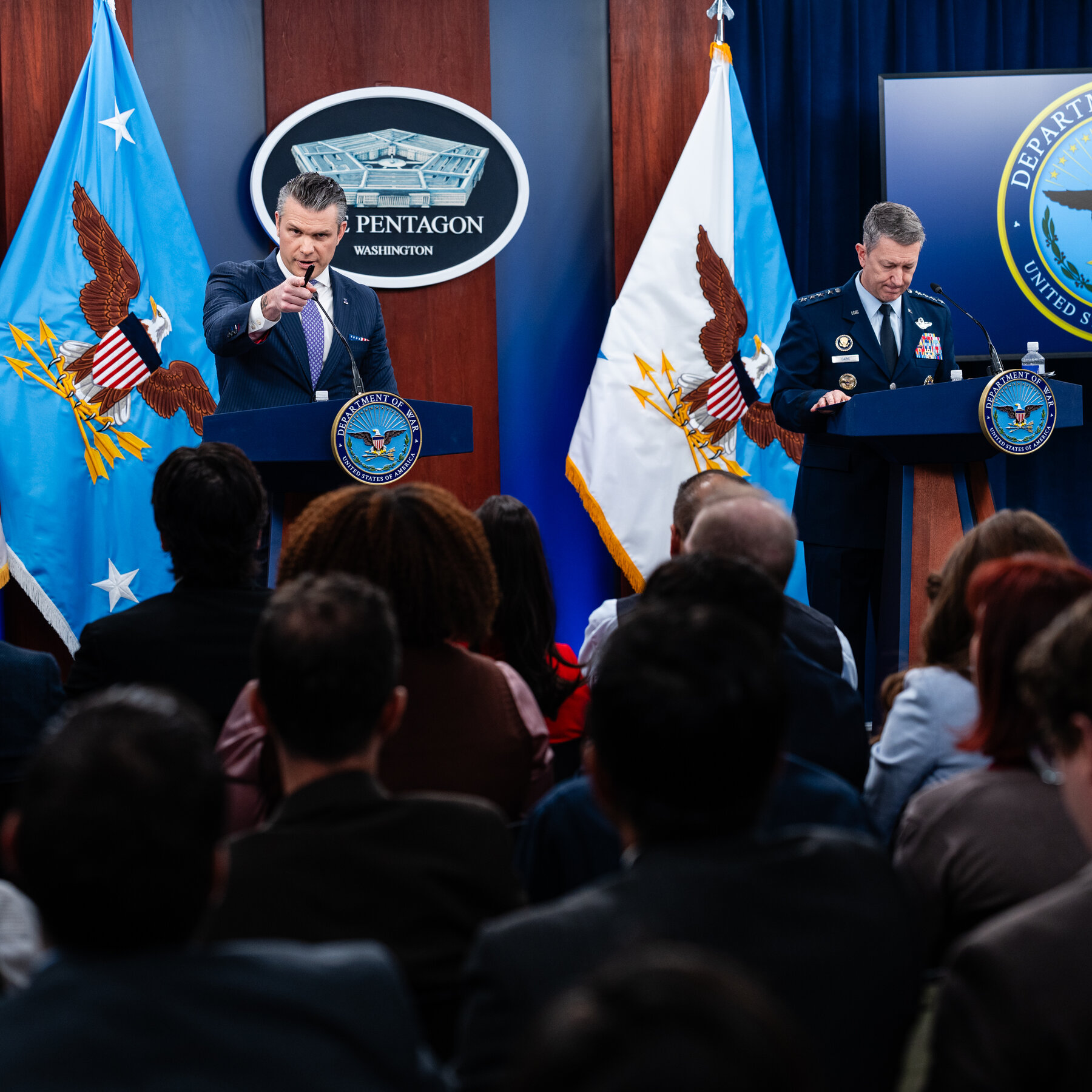 Presiden Donald Trump (kiri) dan Perdana Menteri Israel Benjamin Netanyahu (kanan) saat membahas kebijakan Timur Tengah, di tengah kontradiksi pernyataan AS mengenai pendekatan terhadap Iran.