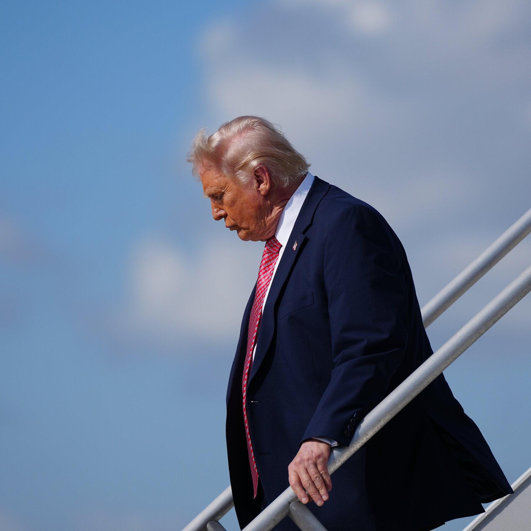 Gedung Putih dan Departemen Kehakiman AS menghadapi tekanan untuk menanggapi gugatan $10 miliar dari mantan Presiden Donald Trump terhadap IRS.