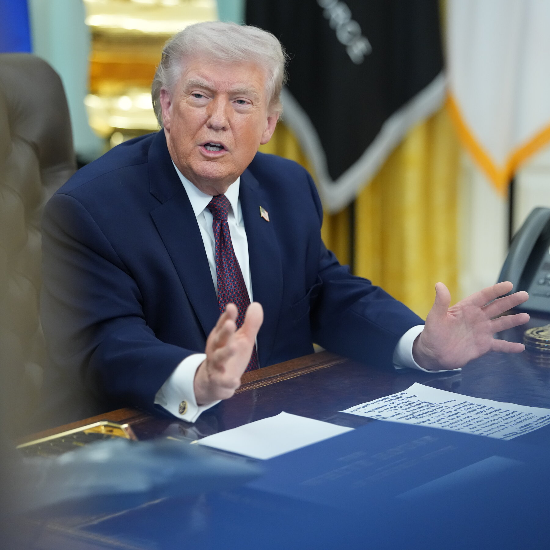 Presiden Donald Trump berbicara di Ruang Oval Gedung Putih, mengindikasikan pergeseran kebijakan militer AS terkait Iran di tengah spekulasi penarikan pasukan.