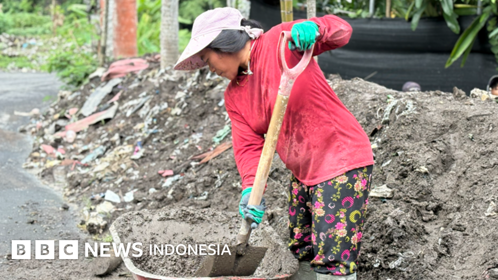 Kuli perempuan di Bali mengangkat pasir, sebuah potret perjuangan di balik industri pariwisata yang ramai.