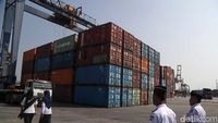 Aktivitas bongkar muat di pelabuhan Tanjung Priok, Jakarta. Sektor nonmigas menjadi tulang punggung kinerja ekspor Indonesia.