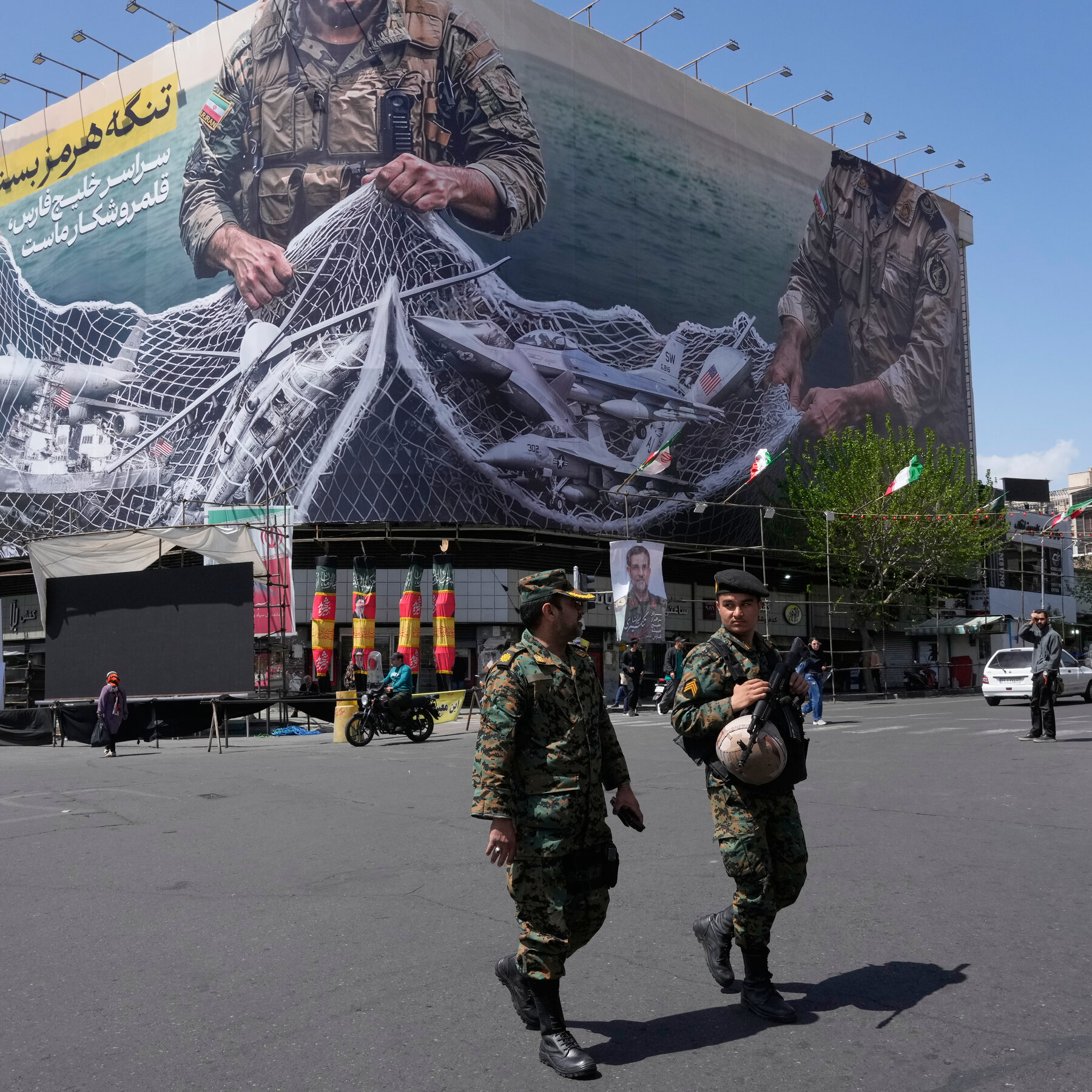 Pesawat tempur AS dan lambang komando pusat AS. Ilustrasi ini merepresentasikan operasi militer AS di wilayah Timur Tengah.