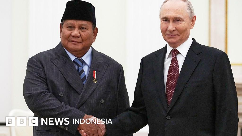 Presiden Terpilih Prabowo Subianto (kanan) berjabat tangan dengan Presiden Rusia Vladimir Putin (kiri) saat pertemuan di Moskow, membuka potensi peningkatan kerja sama ekonomi dan energi antara kedua negara.