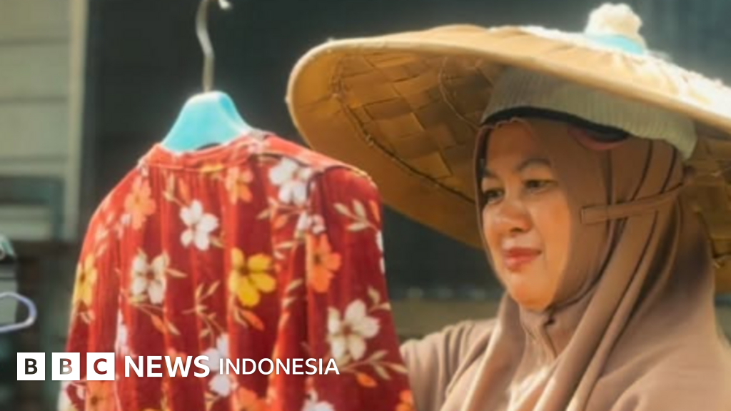 Emak Farida beraktivitas di dusunnya di pedalaman Kalimantan Timur, menunjukkan semangat adaptasi terhadap keterbatasan infrastruktur modern sambil tetap terhubung dengan dunia digital.