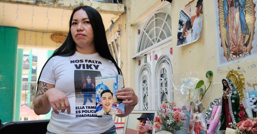 Keluarga korban hilang di Meksiko melakukan aksi protes, menuntut pemerintah mengalihkan prioritas dari investasi keamanan Piala Dunia ke pencarian orang-orang terkasih mereka.