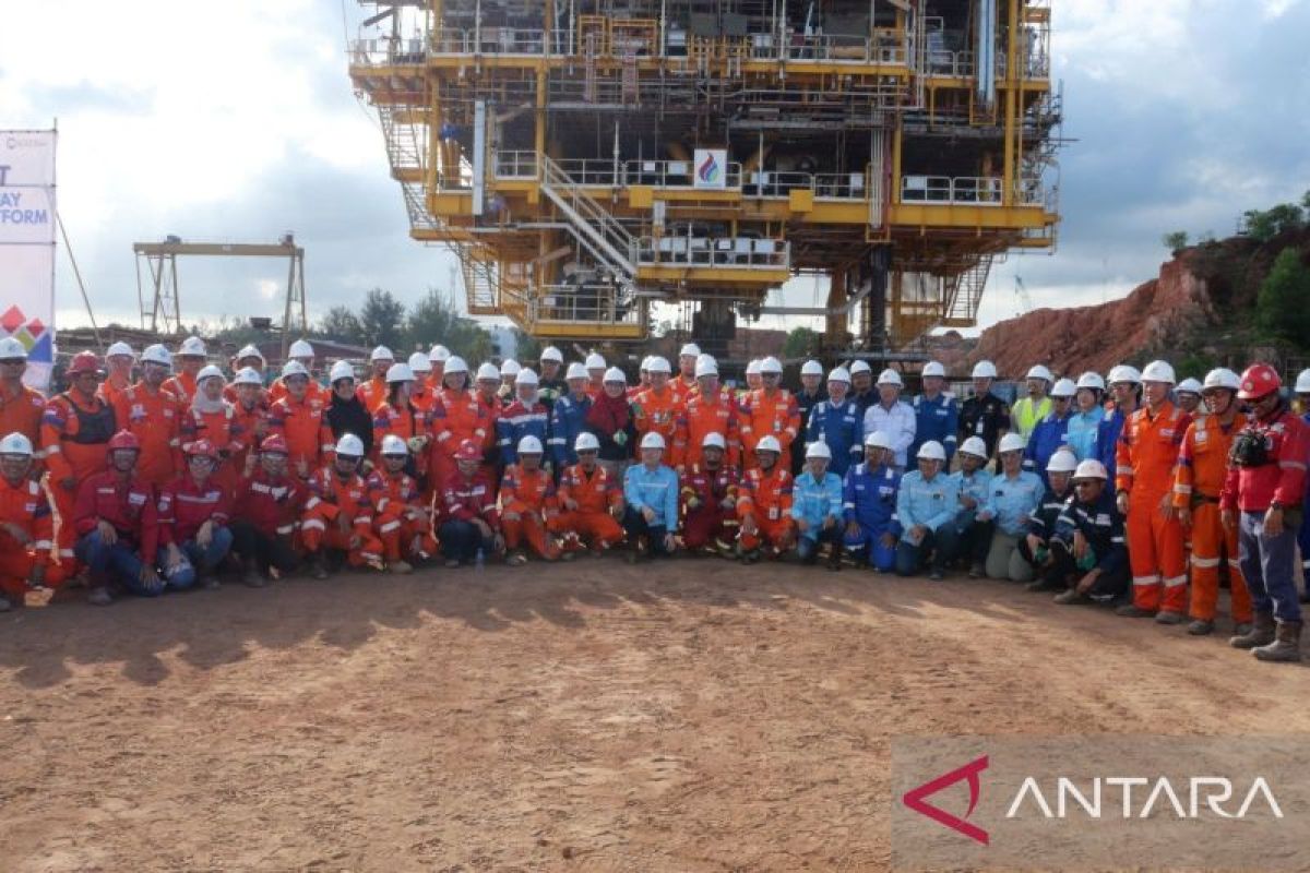 Anjungan topside Manpatu yang dikirimkan oleh PT Pertamina Hulu Mahakam (PHM) sebagai bagian dari pengembangan Lapangan Migas Manpatu di lepas pantai Balikpapan, Kalimantan Timur.
