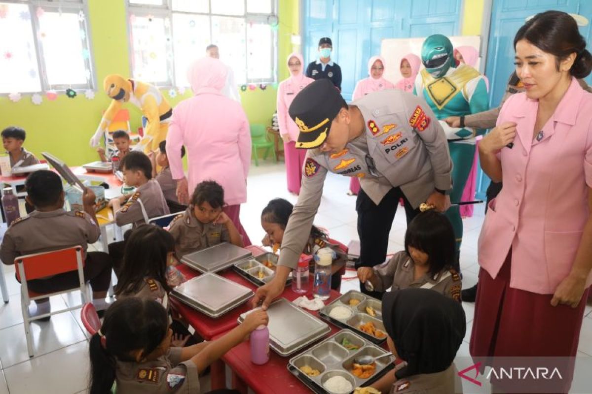 Petugas Satuan Pelayanan Pemenuhan Gizi (SPPG) Polres Penajam Paser Utara tengah mempersiapkan menu Makan Bergizi Gratis (MBG) untuk disalurkan kepada kelompok penerima manfaat di wilayah tersebut.