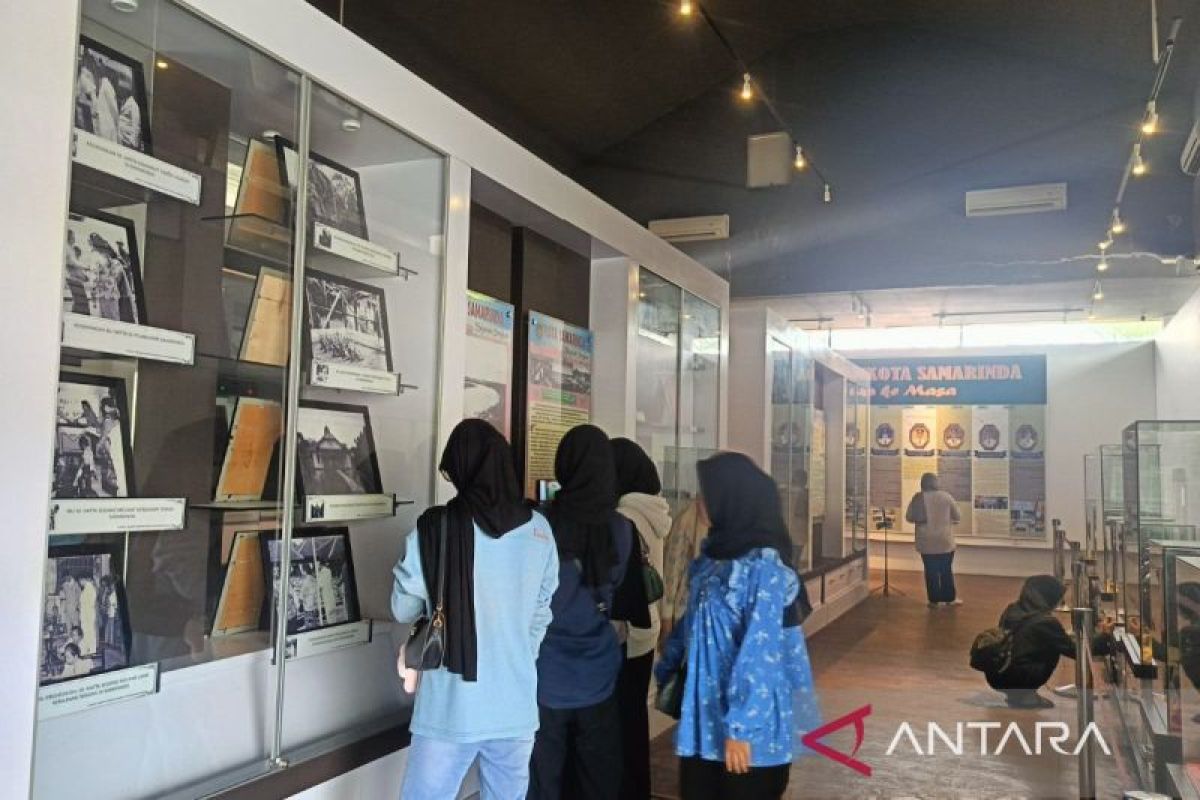 Pengunjung muda berinteraksi dengan salah satu media digital interaktif, seperti hologram, di Museum Samarinda, yang kini menjadi daya tarik utama dalam mempelajari sejarah lokal dengan cara yang modern dan menarik.