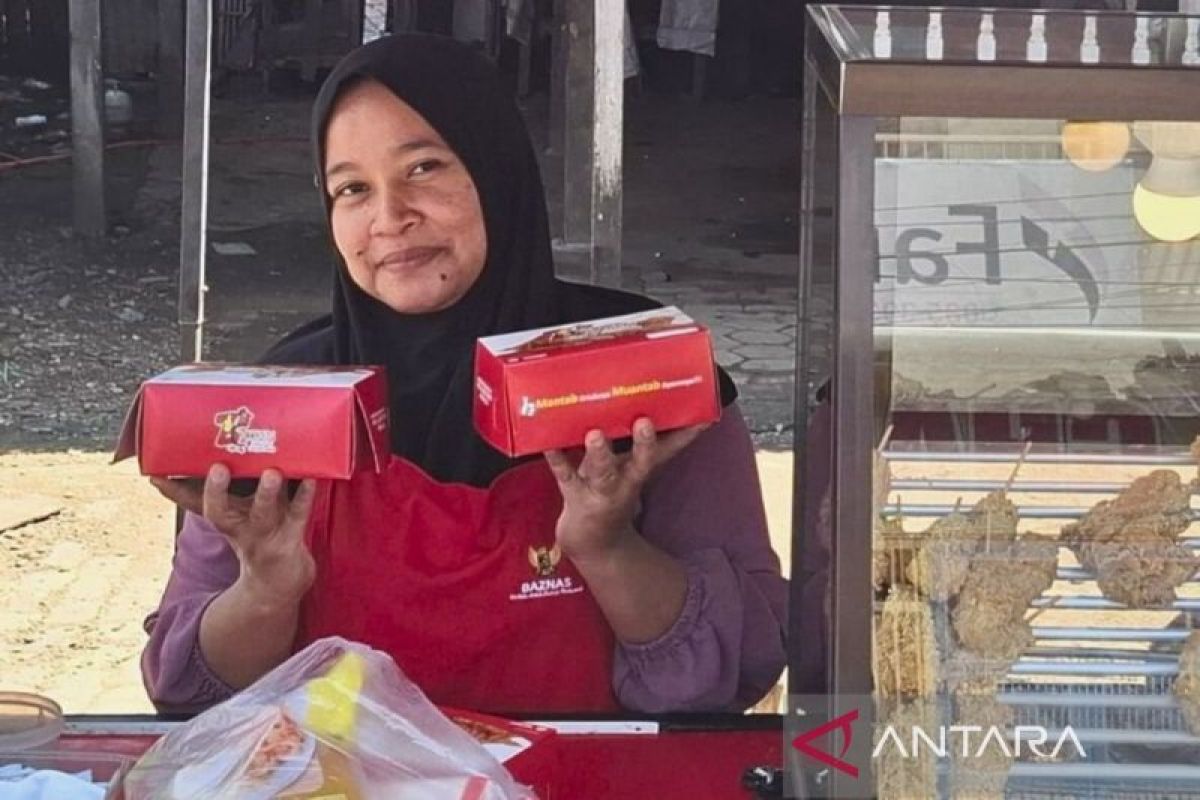 Seorang dhuafa sedang meracik bumbu untuk usaha kulinernya. Baznas Kaltim membuka kesempatan bagi 30 warga dhuafa mengembangkan usaha kuliner.