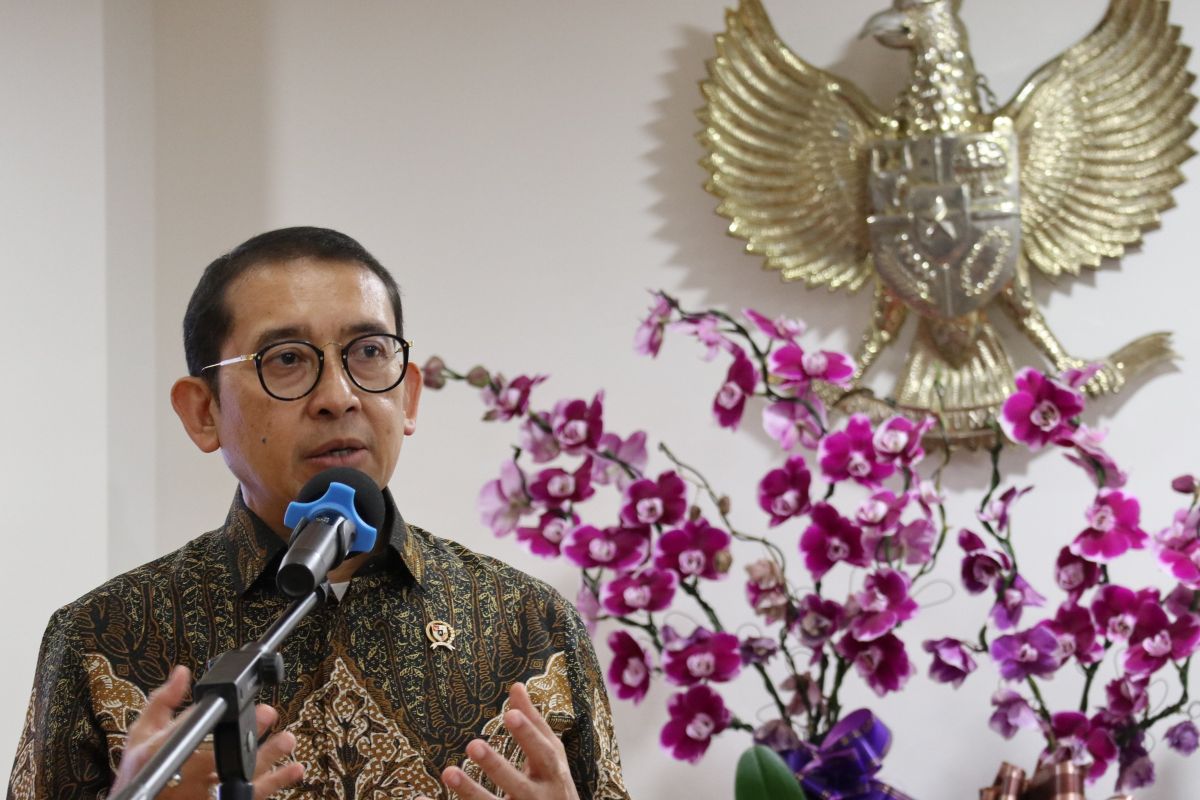 Fadli Zon (kanan) saat memberikan keterangan pers di Jakarta.