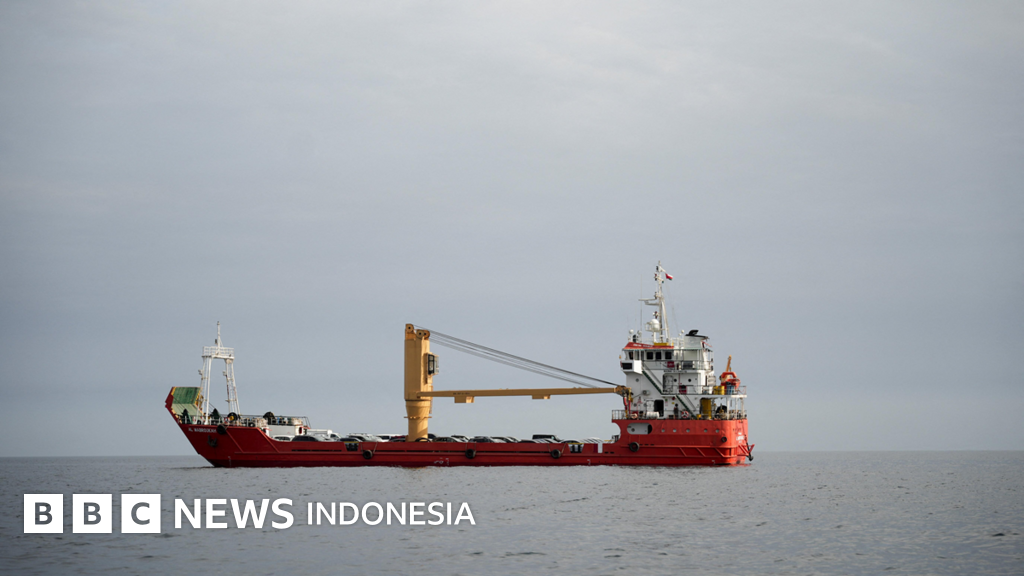 Kapal perang angkatan laut Iran berpatroli di perairan Selat Hormuz di tengah ketegangan yang memanas dengan Amerika Serikat terkait ancaman blokade pelabuhan.