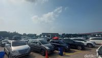 Ilustrasi kepadatan di rest area jalan tol Trans Jawa saat periode mudik Lebaran yang menyebabkan kemacetan.