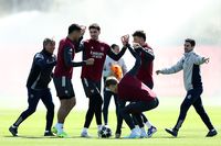 Para pemain Arsenal, termasuk Kai Havertz, terlihat menjalani sesi latihan tak biasa dengan menggunakan pulpen di lapangan, sebuah metode inovatif dari Mikel Arteta jelang perempatfinal Liga Champions.