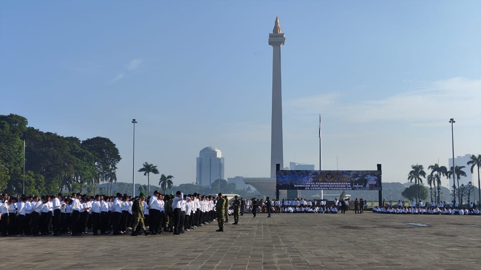 Ribuan Aparatur Sipil Negara (ASN) bersiap mengikuti pelatihan komponen cadangan (Komcad) sebagai bagian dari penguatan pertahanan negara.