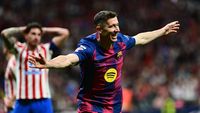Robert Lewandowski merayakan gol dramatis yang memastikan kemenangan 2-1 Barcelona atas Atletico Madrid di Cívitas Metropolitano.