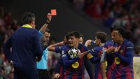 Raphinha, penyerang Barcelona, meluapkan kekecewaannya setelah timnya tersingkir dari Liga Champions, menuduh wasit telah 'merampok' kemenangan mereka.