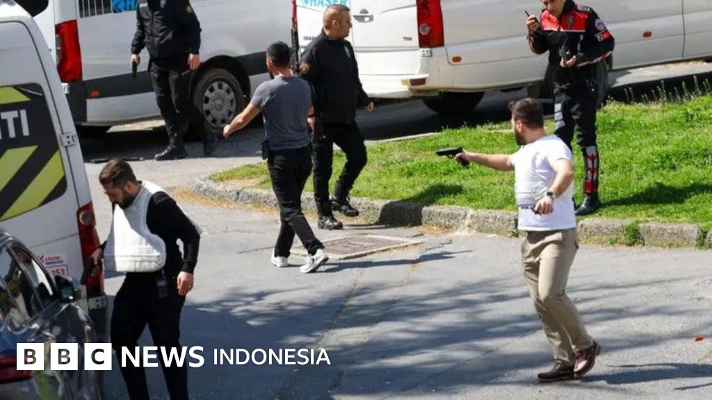 Petugas keamanan berjaga di sekitar area Konsulat Israel di Istanbul setelah insiden penembakan yang menewaskan satu pelaku dan menetralkan dua lainnya.