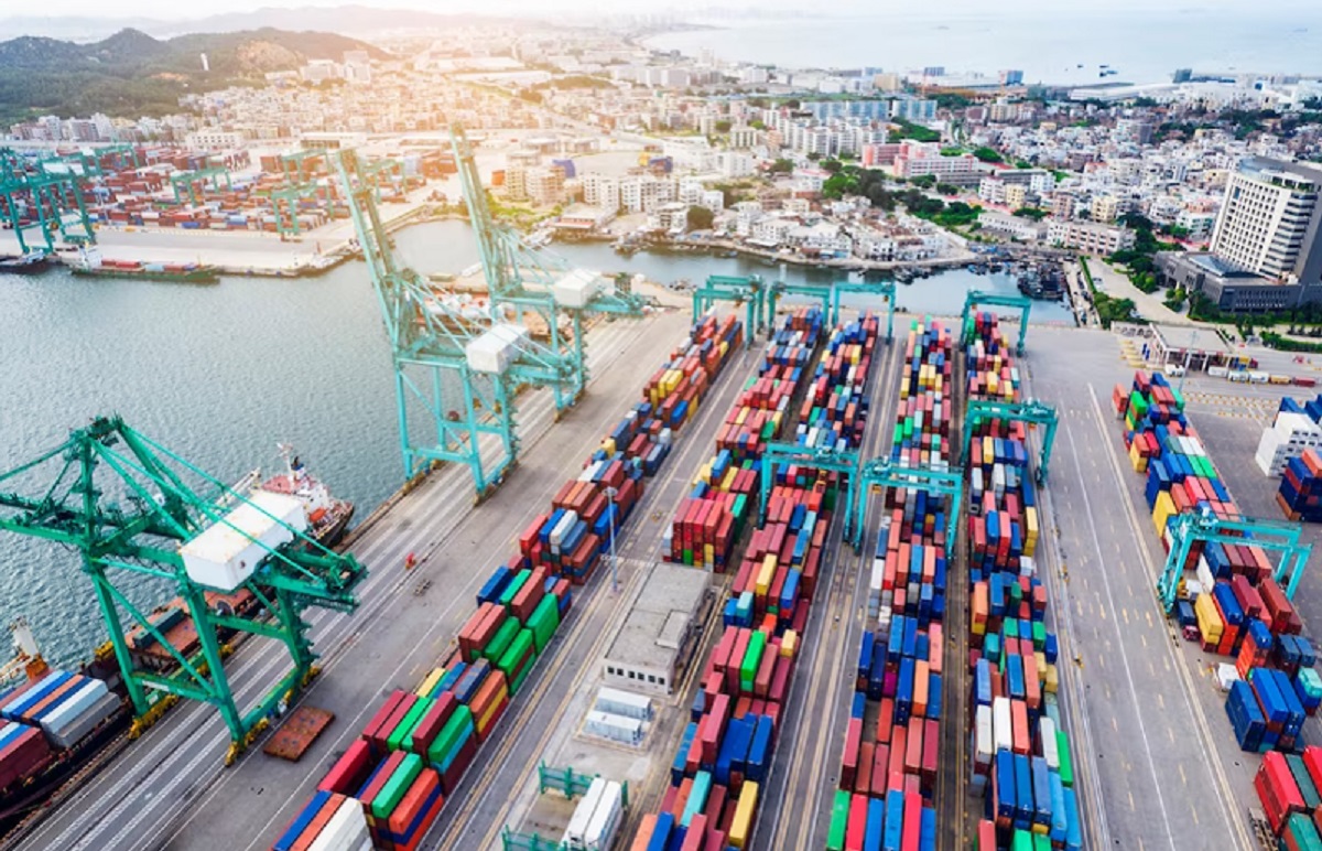 Kapal kargo di pelabuhan menunjukkan tantangan rantai pasok global yang terganggu konflik. (Ilustrasi)