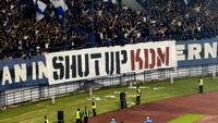 Spanduk 'Shut Up KDM' yang terbentang di Gelora Bandung Lautan Api (GBLA) saat laga Persib Bandung, menjadi sorotan publik dan memicu respons dari Anggota DPR RI Dedi Mulyadi.