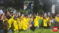 Petugas kepolisian mengatur lalu lintas di sekitar kawasan Monas, Jakarta Pusat, saat demo mahasiswa berlangsung.
