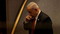Yair Lapid dan Naftali Bennett (kiri dan kanan), dua mantan Perdana Menteri Israel, bersatu kembali membentuk koalisi untuk menggulingkan PM Benjamin Netanyahu (tengah) dalam pemilihan umum tahun ini.
