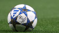 Aksi Kylian Mbappe dari Paris Saint-Germain saat berduel dengan pemain Bayern Munich dalam laga Liga Champions yang sarat tensi tinggi.