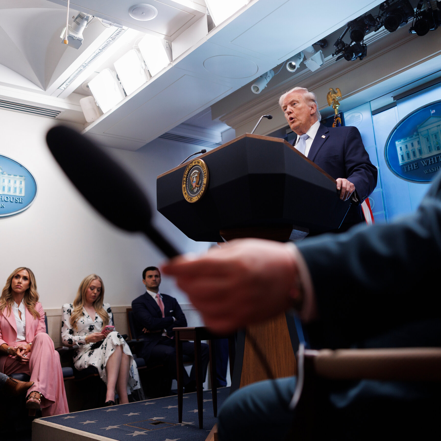 Mantan Presiden AS Donald Trump berbicara tentang kebijakan luar negeri, termasuk hubungannya dengan Iran, di sebuah acara publik. Retorikanya memicu debat sengit tentang potensi pelanggaran hukum internasional.