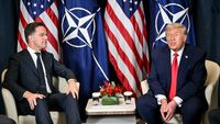 Presiden AS Donald Trump (kiri) bersama Sekretaris Jenderal NATO Jens Stoltenberg (kanan) saat kunjungan kerja. Pertemuan ini kerap diwarnai ketegangan seputar kontribusi pertahanan dan kebijakan luar negeri.
