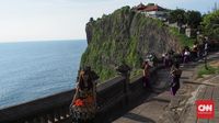 Tim SAR gabungan menggunakan helikopter saat mengevakuasi dua WNA yang terjebak di tebing curam kawasan Uluwatu, Bali. Operasi penyelamatan dramatis ini berlangsung sukses dan mengamankan kedua korban.