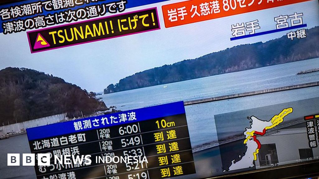 Warga di pesisir Jepang tetap diimbau menjauhi pantai meskipun peringatan tsunami telah diturunkan menjadi imbauan pasca-gempa dahsyat.