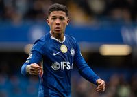 Enzo Fernandez saat mengenakan seragam Chelsea, kini masa depannya di klub tengah menjadi sorotan hangat di kalangan penggemar dan internal tim.