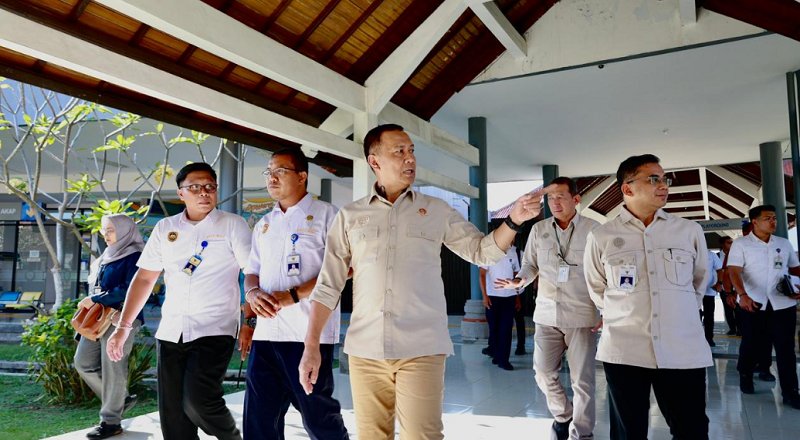 Direktur Jenderal Perhubungan Darat Kementerian Perhubungan Aan Suhanan memberikan keterangan terkait evaluasi layanan transportasi di suatu kesempatan. (Ilustrasi)