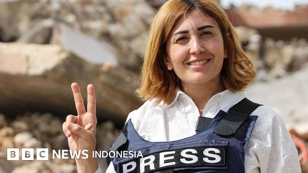 Tim penyelamat mengevakuasi korban setelah serangan udara di wilayah selatan Lebanon. Jurnalis Amal Khalil tewas dalam insiden tersebut.