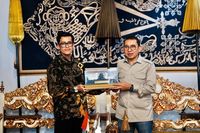 Tokoh publik Fadli Zon (tengah) saat meninjau koleksi dan fasilitas di Keraton Kasepuhan Cirebon, menyerukan penguatan peran keraton sebagai pusat edukasi budaya modern.