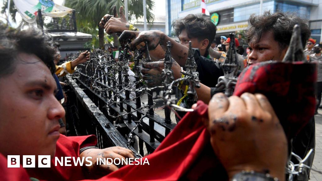 Massa aksi saat menyampaikan aspirasi mereka dalam sebuah demonstrasi di Kalimantan Timur.