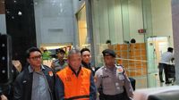 Petugas KPK mengamankan Bupati Tulungagung Gatut Sunu Wibowo setelah operasi tangkap tangan (OTT) terkait dugaan pemerasan.