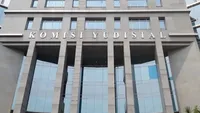 Ilustrasi logo Komisi Yudisial di Gedung DPR RI, melambangkan upaya pengawasan dan reformasi peradilan yang sedang berlangsung.