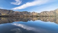 Keindahan kaldera dan Danau Segara Anak di Gunung Rinjani, salah satu daya tarik utama Geopark Rinjani Lombok yang kini kembali meraih Green Card dari UNESCO Global Geopark.