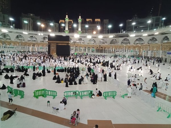 Jemaah haji sedang melaksanakan ibadah di Masjidil Haram, Mekah. Kesiapan fisik dan mental menjadi fundamental demi kelancaran seluruh rangkaian ibadah haji.