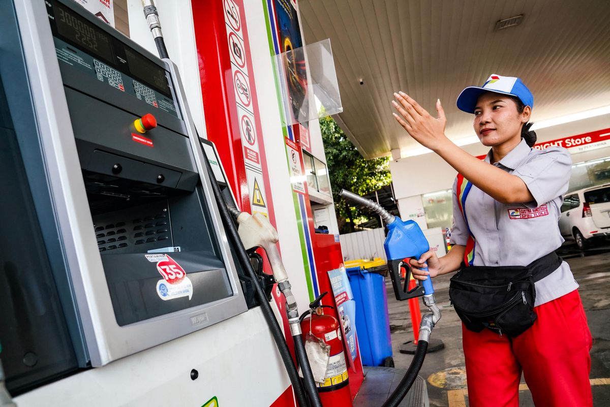 Suasana di salah satu Stasiun Pengisian Bahan Bakar Umum (SPBU) Pertamina, menunjukkan papan informasi harga BBM. Penyesuaian tarif berlaku untuk jenis non-subsidi.