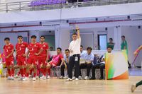 Pelatih Timnas Futsal Indonesia, Hector Souto, memberikan instruksi kepada para pemain. Souto bangga namun tegang melihat perjuangan timnya lolos ke final Piala AFF Futsal 2026.