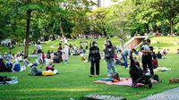 Warga Jakarta menikmati suasana asri di Hutan Kota GBK, sebuah oase hijau yang ramai dikunjungi untuk melepas penat dari kesibukan kota.