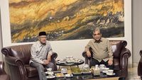 Ketua MPR RI Ahmad Muzani (kiri) bersama Ketua Umum PP Muhammadiyah Haedar Nashir (kanan) saat silaturahmi di Yogyakarta, membahas situasi geopolitik terkini dan pentingnya konsolidasi nasional.
