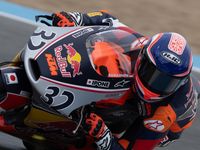 Rider Indonesia, Kiandra Ramadhipa, mengangkat trofi kemenangan setelah berhasil menjuarai Race 2 Red Bull Rookies Cup di Sirkuit Jerez, Spanyol, musim 2026.