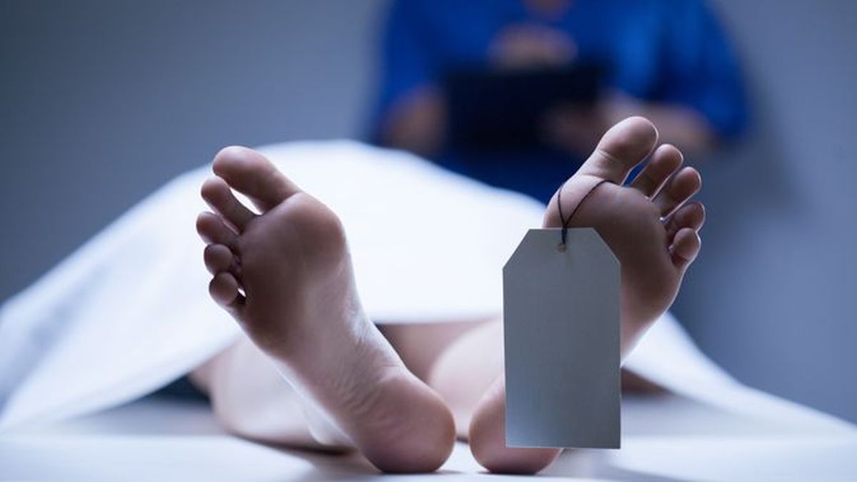 Tim medis berjuang menyelamatkan nyawa Tri Wibowo, lansia korban penyiraman air keras di Bekasi, sebelum akhirnya meninggal dunia.