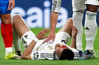 Kylian Mbappe saat mengalami cedera wajah dalam sebuah pertandingan penting, memicu perdebatan sengit mengenai keputusan wasit dan penggunaan VAR.