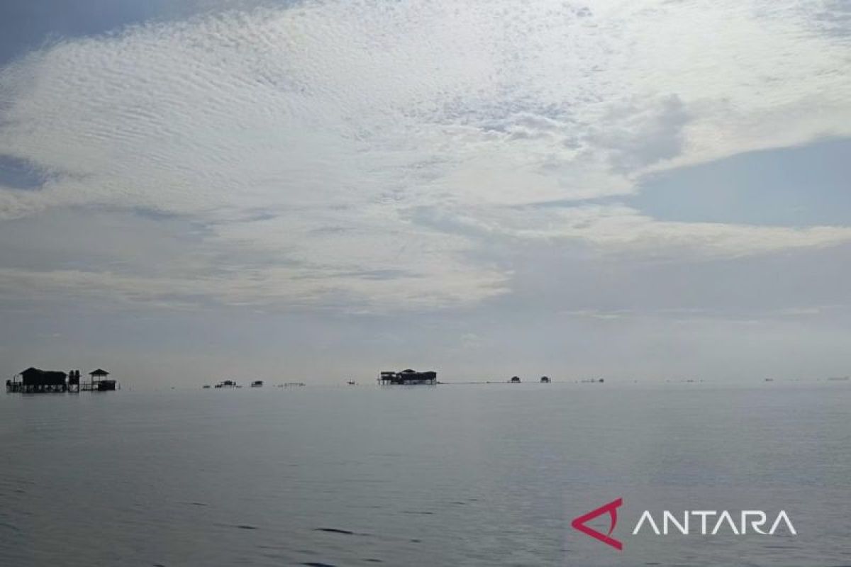 Patroli laut oleh petugas Dinas Kelautan dan Perikanan (DKP) merupakan bagian penting dalam mengawasi dan mencegah praktik penangkapan ikan ilegal di perairan.