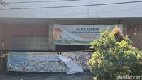 Gedung pusat penitipan anak (daycare) yang kini terancam ditutup permanen menyusul kasus kekerasan anak yang menjerat 13 orang sebagai tersangka.