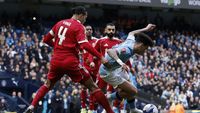 Gelandang Liverpool tampak kecewa setelah kekalahan timnya dari Manchester City dalam pertandingan krusial Liga Primer Inggris.